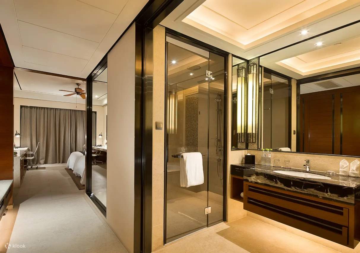 Paket Menginap di Crowne Plaza Sanya City Center